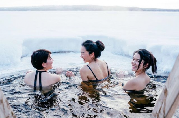 สาวข้างๆ นุ่น วรนุช ในสระน้ำท้าลมหนาว แท้จริงแล้วคือ พี่สาวแท้ๆ คนสวยของเธอ!