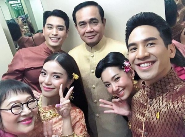 ประมวลภาพ!! นักแสดงจากละคร “บุพเพสันนิวาส” เข้าพบ “บิ๊กตู่” น่ารักไปอี๊กกกกก!!