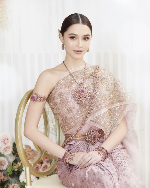 เป๊ะทุกองศา! แพทริเซีย สลัดลุคลูกครึ่ง สวมชุดไทยสวยสง่าแบบไม่มีอะไรกั้น