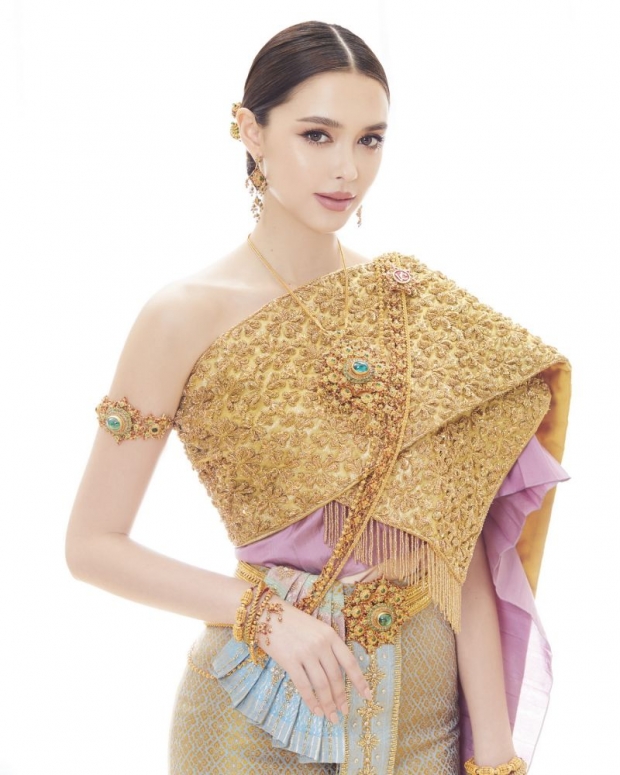 เป๊ะทุกองศา! แพทริเซีย สลัดลุคลูกครึ่ง สวมชุดไทยสวยสง่าแบบไม่มีอะไรกั้น