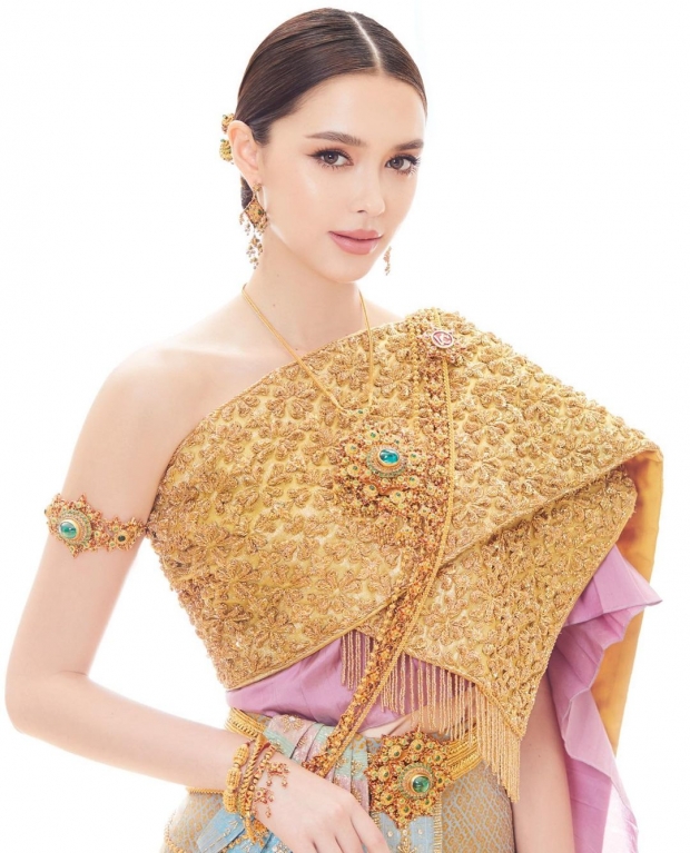 เป๊ะทุกองศา! แพทริเซีย สลัดลุคลูกครึ่ง สวมชุดไทยสวยสง่าแบบไม่มีอะไรกั้น