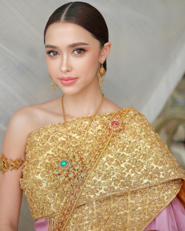 เป๊ะทุกองศา! แพทริเซีย สลัดลุคลูกครึ่ง สวมชุดไทยสวยสง่าแบบไม่มีอะไรกั้น