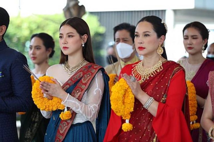 สวยจึ้ง! รวมลุค ใบเฟิร์น พิมพ์ชนก ในชุดสาหรี คนสวยใส่อะไรก็สวย