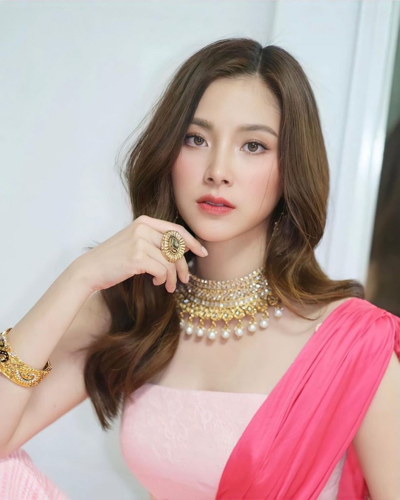 สวยจึ้ง! รวมลุค ใบเฟิร์น พิมพ์ชนก ในชุดสาหรี คนสวยใส่อะไรก็สวย