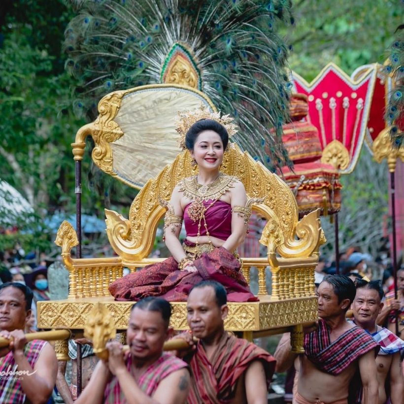 สวยสง่า! ชมภาพนางเอกในตำนาน จัดเต็มชุดไทย ไสเสลี่ยงขึ้นเขาพนมรุ่ง