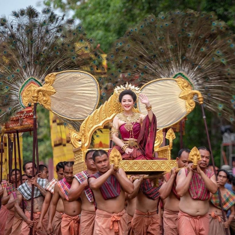 สวยสง่า! ชมภาพนางเอกในตำนาน จัดเต็มชุดไทย ไสเสลี่ยงขึ้นเขาพนมรุ่ง