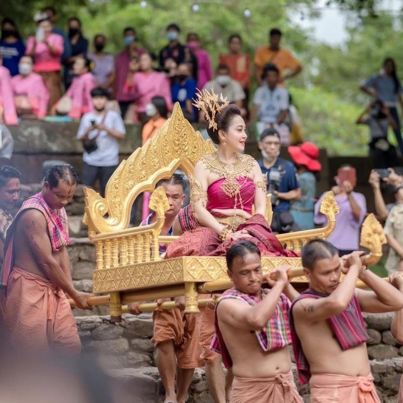 สวยสง่า! ชมภาพนางเอกในตำนาน จัดเต็มชุดไทย ไสเสลี่ยงขึ้นเขาพนมรุ่ง