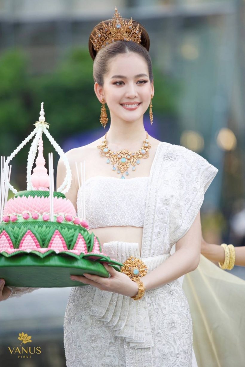 ซูมดีเทลชุดนางนพมาศ โบว์ เมลดา สวยหรูหรามูลค่า20ล้าน