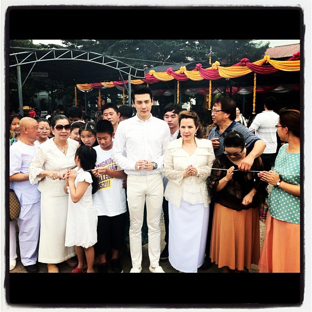 PIC : หล่อใจบุญ โดมควงคุณแม่แหม่มทำบุญ