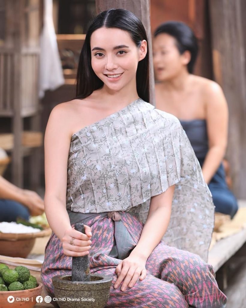 รวมภาพ มุกดา ใส่ชุดไทย เเม่หญิงเขมิอร งดงามจับใจในเภตรานฤมิต