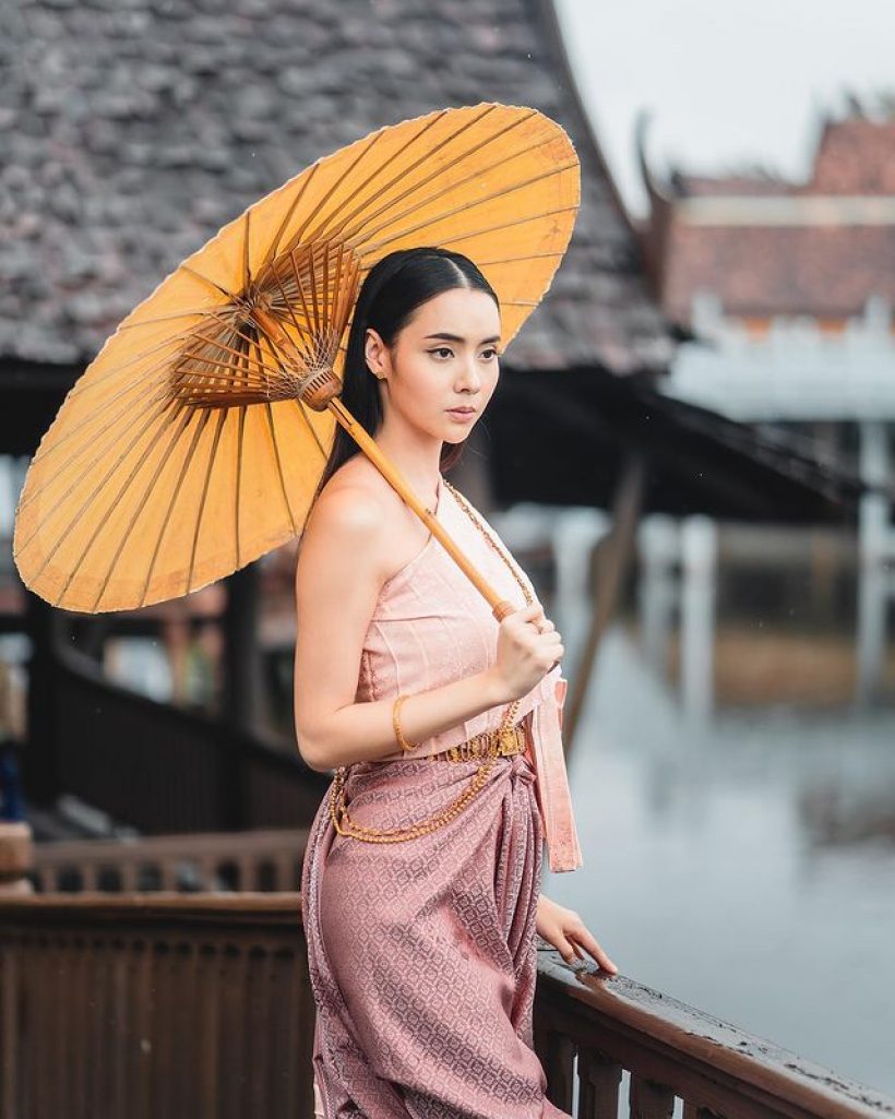 รวมภาพ มุกดา ใส่ชุดไทย เเม่หญิงเขมิอร งดงามจับใจในเภตรานฤมิต