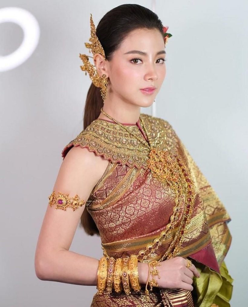 รวมภาพ ใบเฟิร์น สวยออร่าในชุดไทย เป็นนางสงกรานต์-นางรำ เป็นทุกอย่างเเล้ว