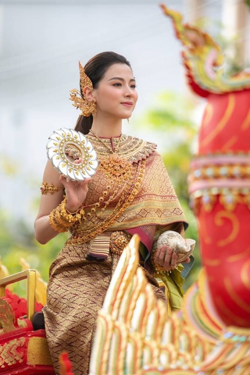 รวมภาพ ใบเฟิร์น สวยออร่าในชุดไทย เป็นนางสงกรานต์-นางรำ เป็นทุกอย่างเเล้ว