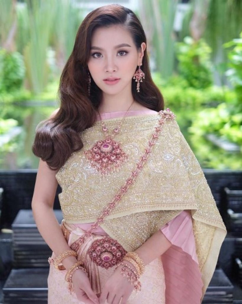 รวมภาพ ใบเฟิร์น สวยออร่าในชุดไทย เป็นนางสงกรานต์-นางรำ เป็นทุกอย่างเเล้ว