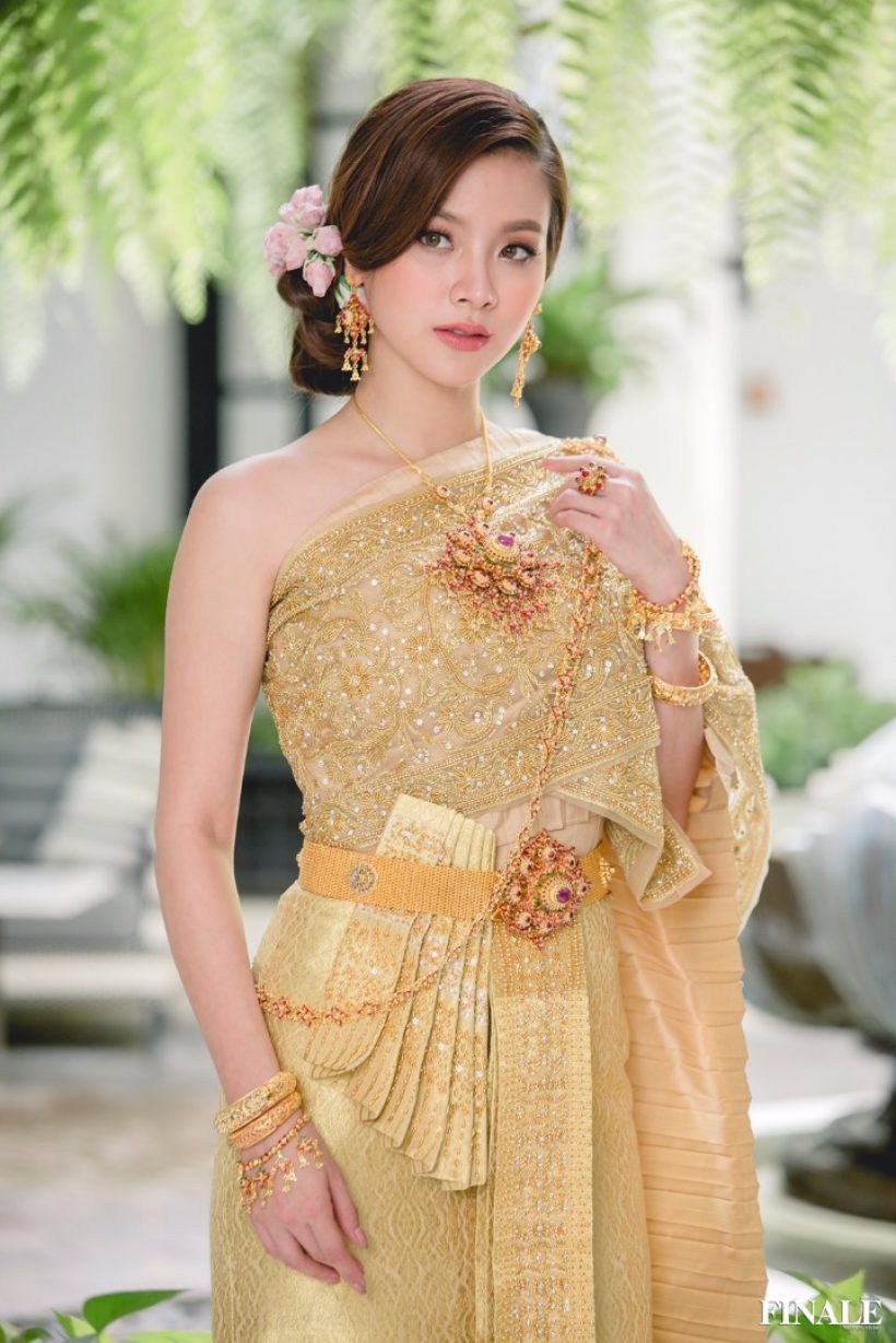 รวมภาพ ใบเฟิร์น สวยออร่าในชุดไทย เป็นนางสงกรานต์-นางรำ เป็นทุกอย่างเเล้ว