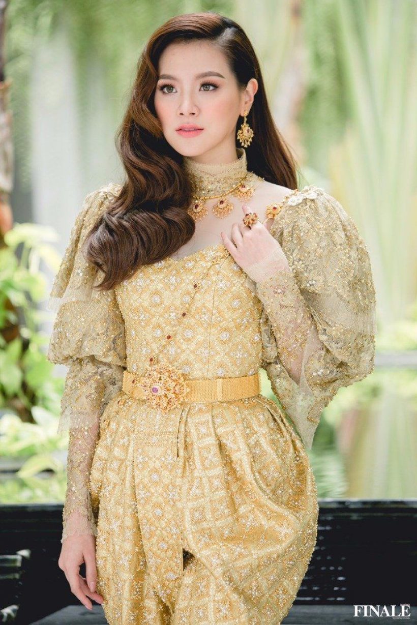 รวมภาพ ใบเฟิร์น สวยออร่าในชุดไทย เป็นนางสงกรานต์-นางรำ เป็นทุกอย่างเเล้ว