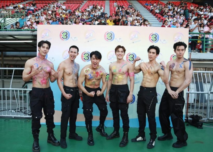 6ซุป’ตาร์หนุ่ม อวดซิกแพ็กกลางงานบอลช่อง3 