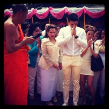 PIC : หล่อใจบุญ โดมควงคุณแม่แหม่มทำบุญ